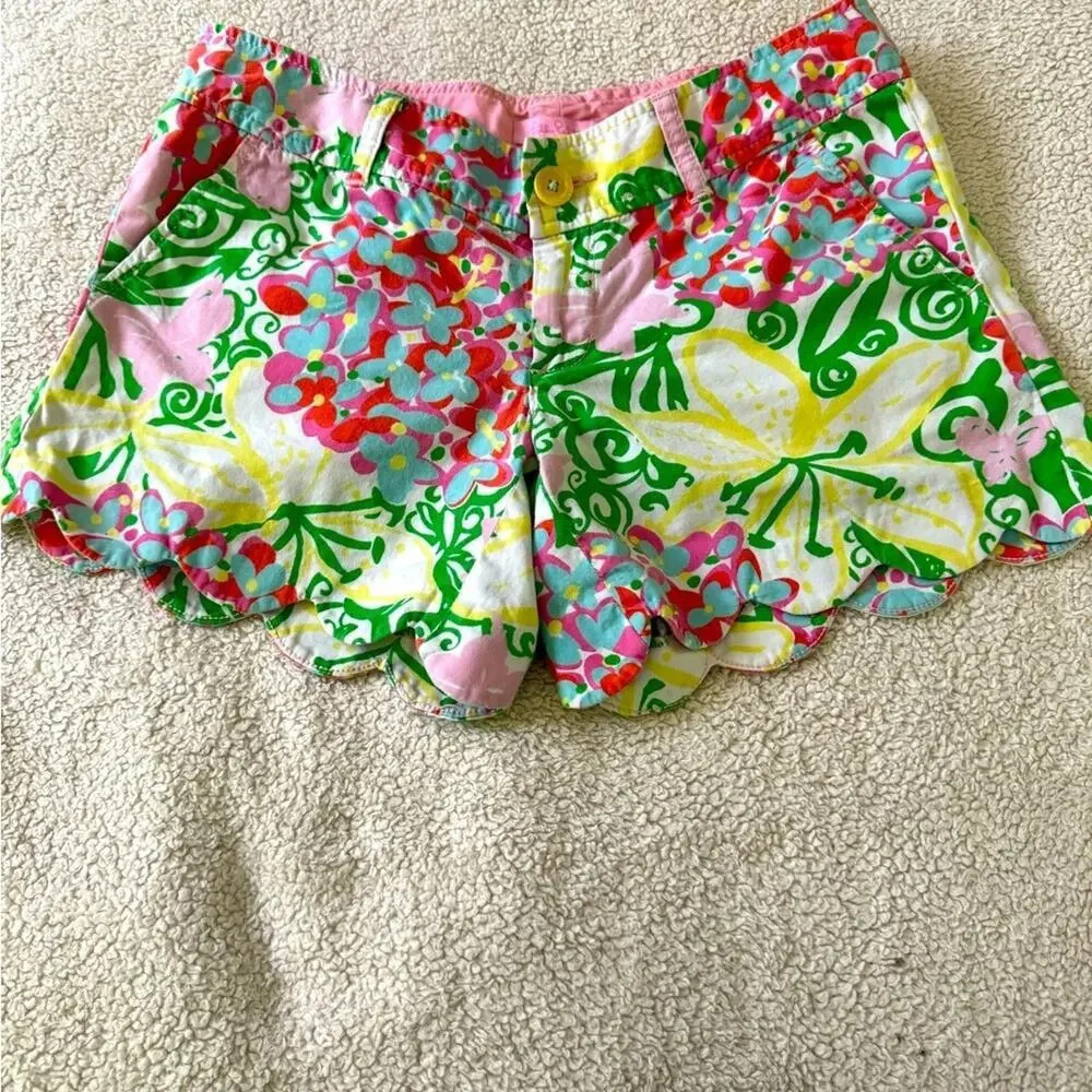 Lilly Pulitzer sz 0 Buttercup shorts with scalloped hem and floral print design